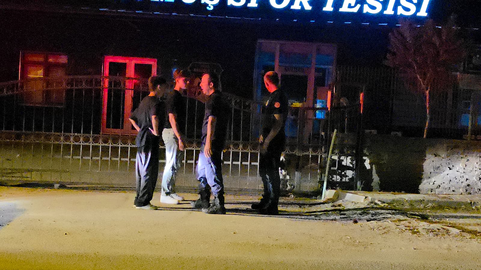 İnegöl’de Köpek Demir Parmaklıklara Sıkıştı, İtfaiye Kurtardı (2)