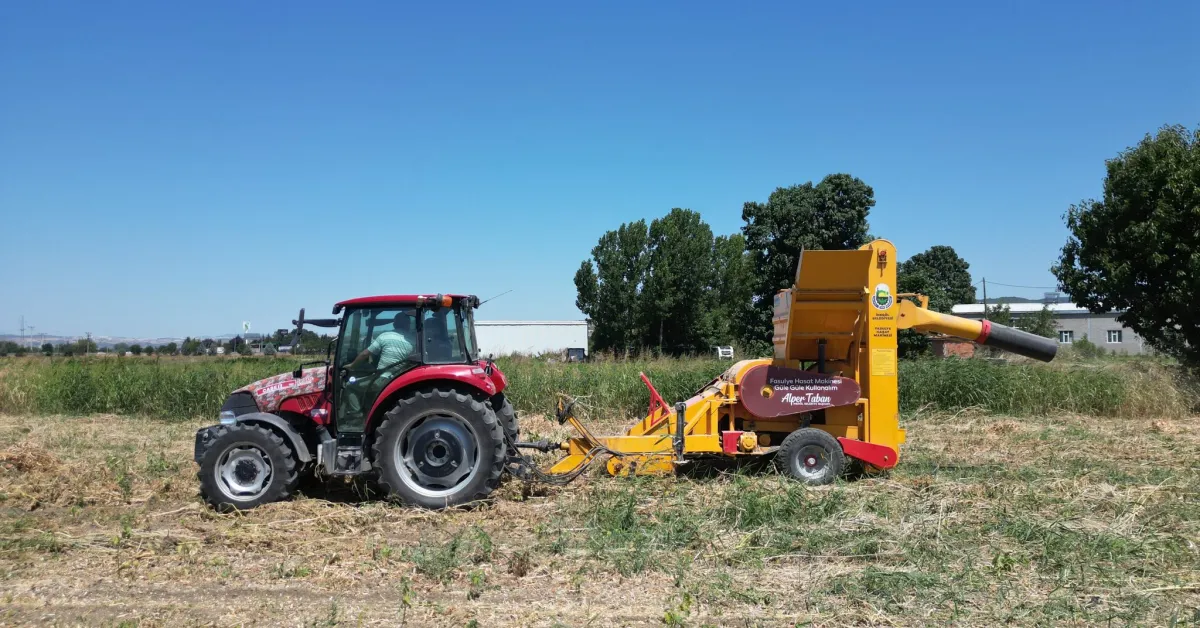 İnegöl’de Kuru Fasulye Hasat Makinesi Çiftçiye Ücretsiz Hizmet Veriyor (2)