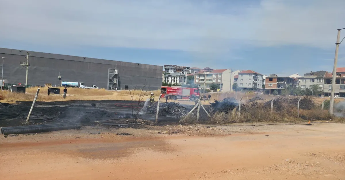 İnegöl’de Lastik Ve Plastik Depolama Alanında Yangın Çıktı (2)