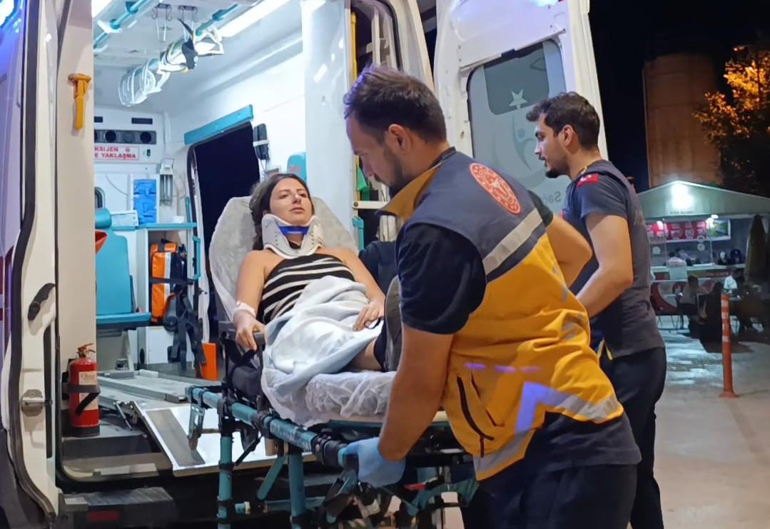 İnegöl'de Oomobil Su Kanalına Düştü 3 Yaralı (1)