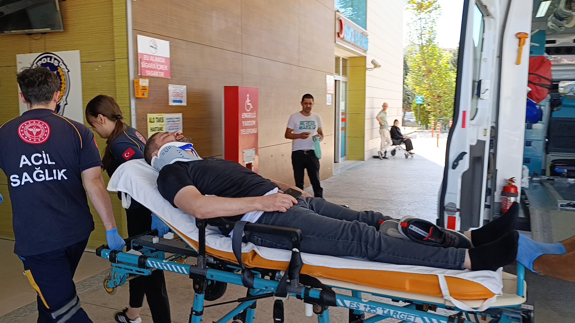 İnegöl'de Otomobil Ile Hafif Ticari Aracın Çarpışması Sonucu Meydana Gelen Kazada 1 Kişi Yaralandı. (1)-1