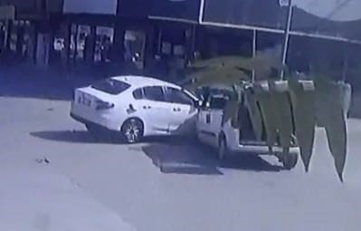 İnegöl'de Otomobil Ile Hafif Ticari Aracın Çarpışması Sonucu Meydana Gelen Kazada 1 Kişi Yaralandı. (4)