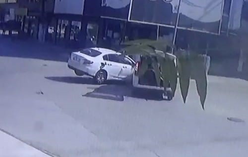 İnegöl'de Otomobil Ile Hafif Ticari Aracın Çarpışması Sonucu Meydana Gelen Kazada 1 Kişi Yaralandı. (5)