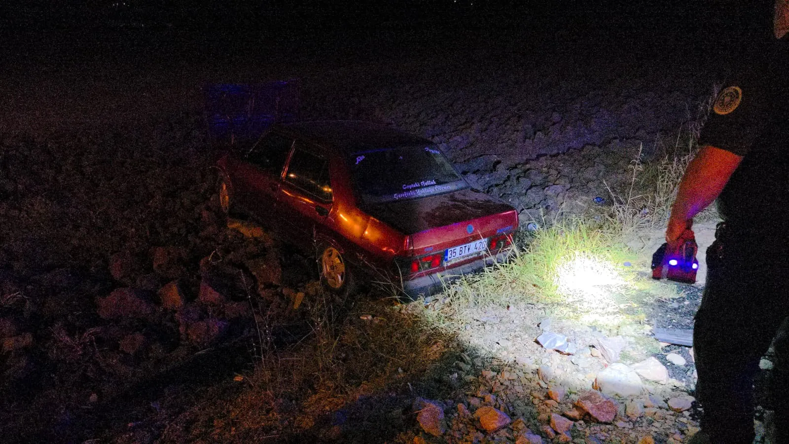 İnegöl’de Otomobil Tarlaya Uçtu! 63 Yaşındaki Sürücü Yaralandı (2)