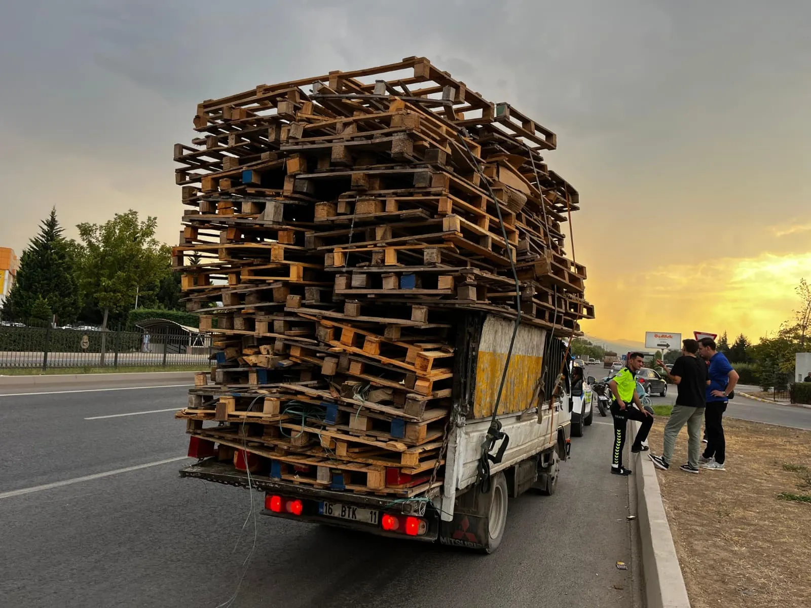 İnegöl'de Tehlikeli Yük Taşıyan Sürücüye, Ceza Yağdı (1)