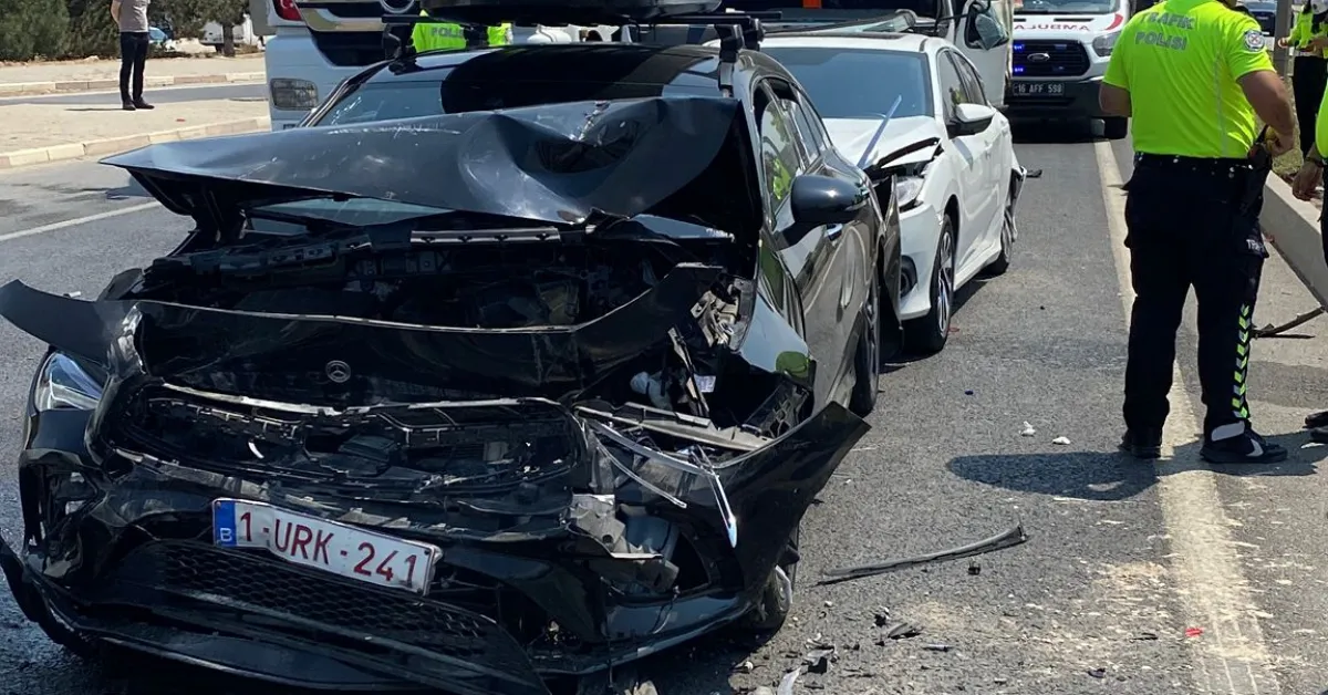 İnegöl’de Zincirleme Kaza! 4 Araç Birbirine Girdi! Yaralılar Var.. (2)