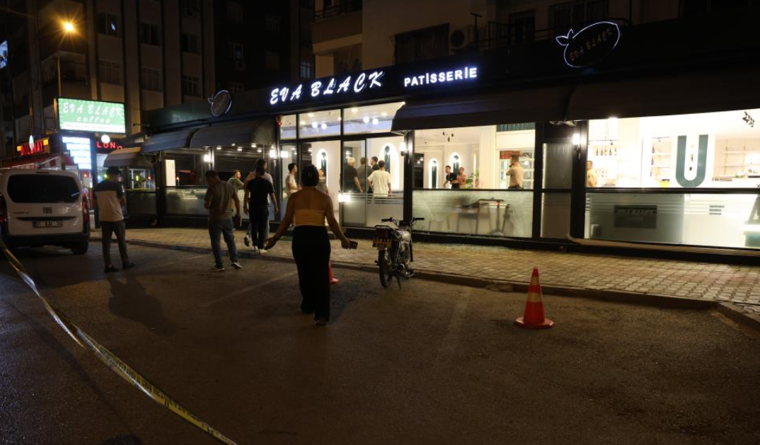 Kafeyi Önce Motosikletle, Şimdi De Otomobille Gelip Kurşunladılar (1)