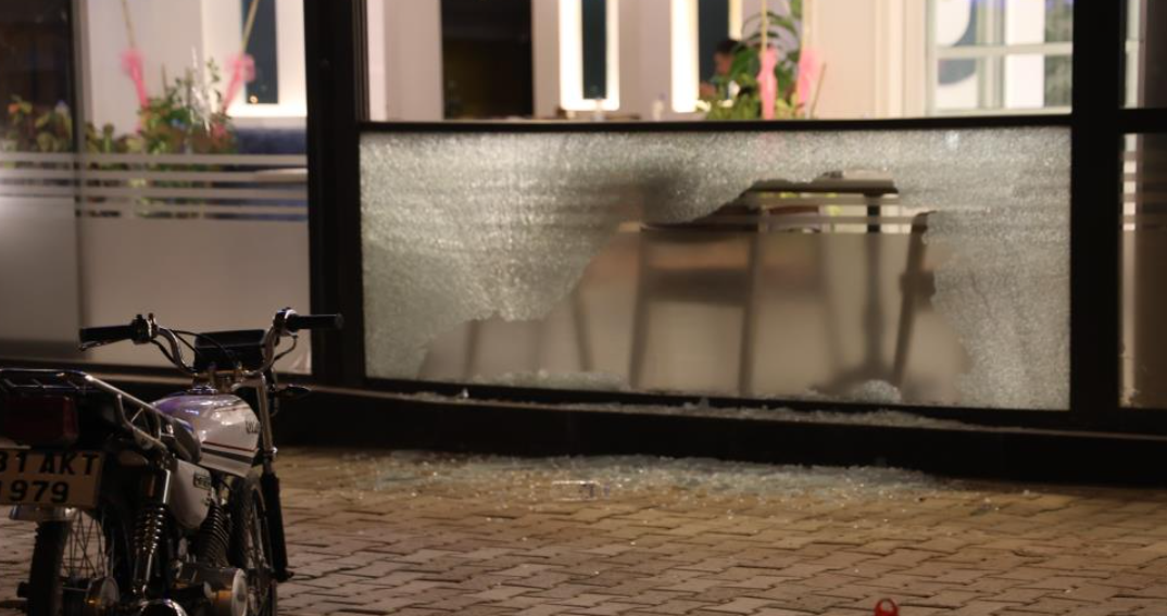 Kafeyi Önce Motosikletle, Şimdi De Otomobille Gelip Kurşunladılar (4)