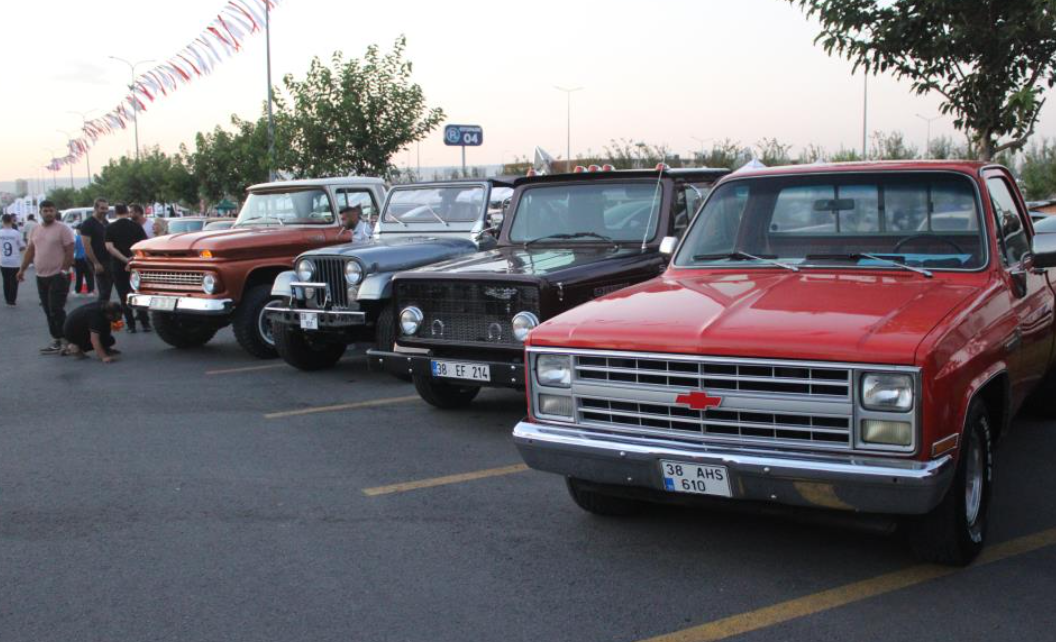 Kayseri’de Klasik Otomobiller Sahne Aldı (2)-1