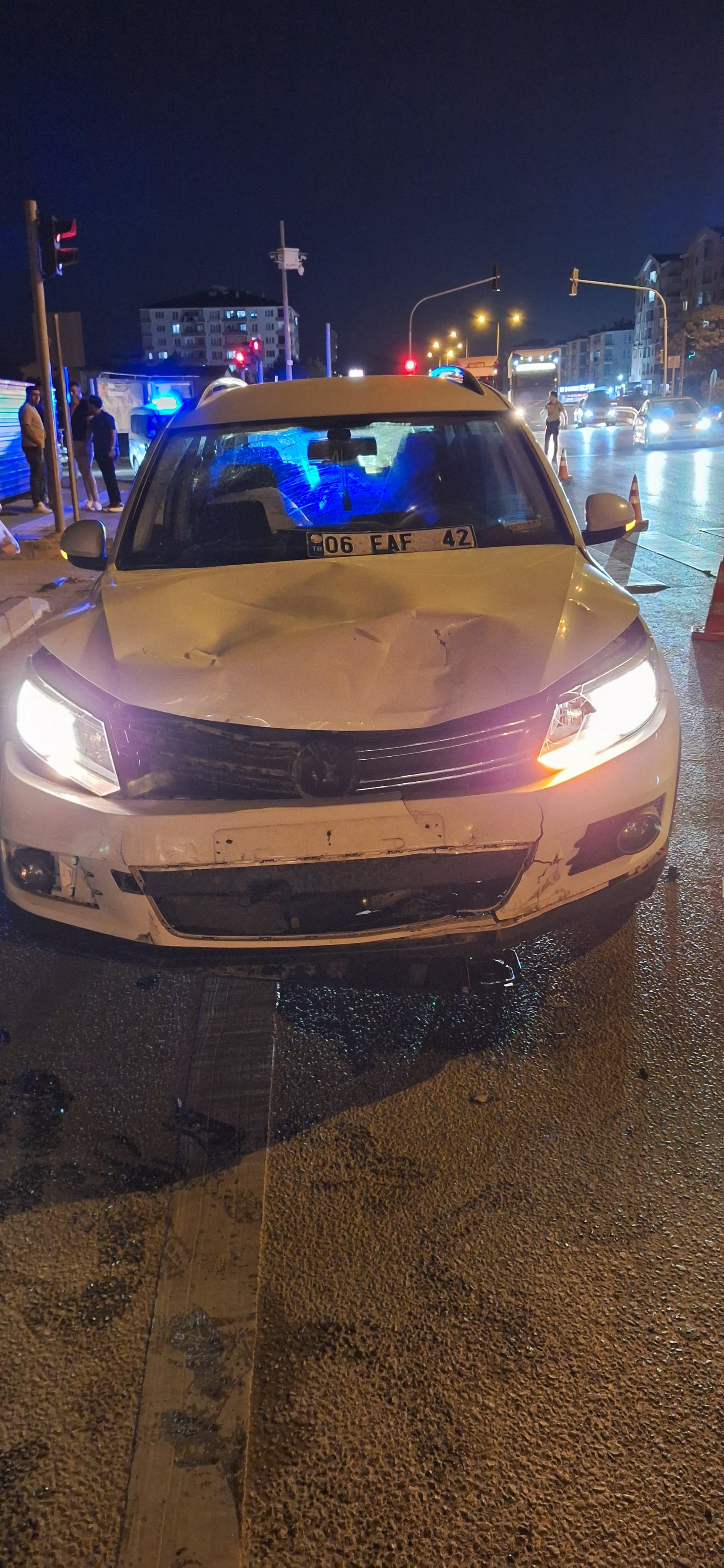 Kırmızı Işıkta Geçen Motosiklet Ciple Çarpıştı 1'I Ağır 2 Yaralı (4)