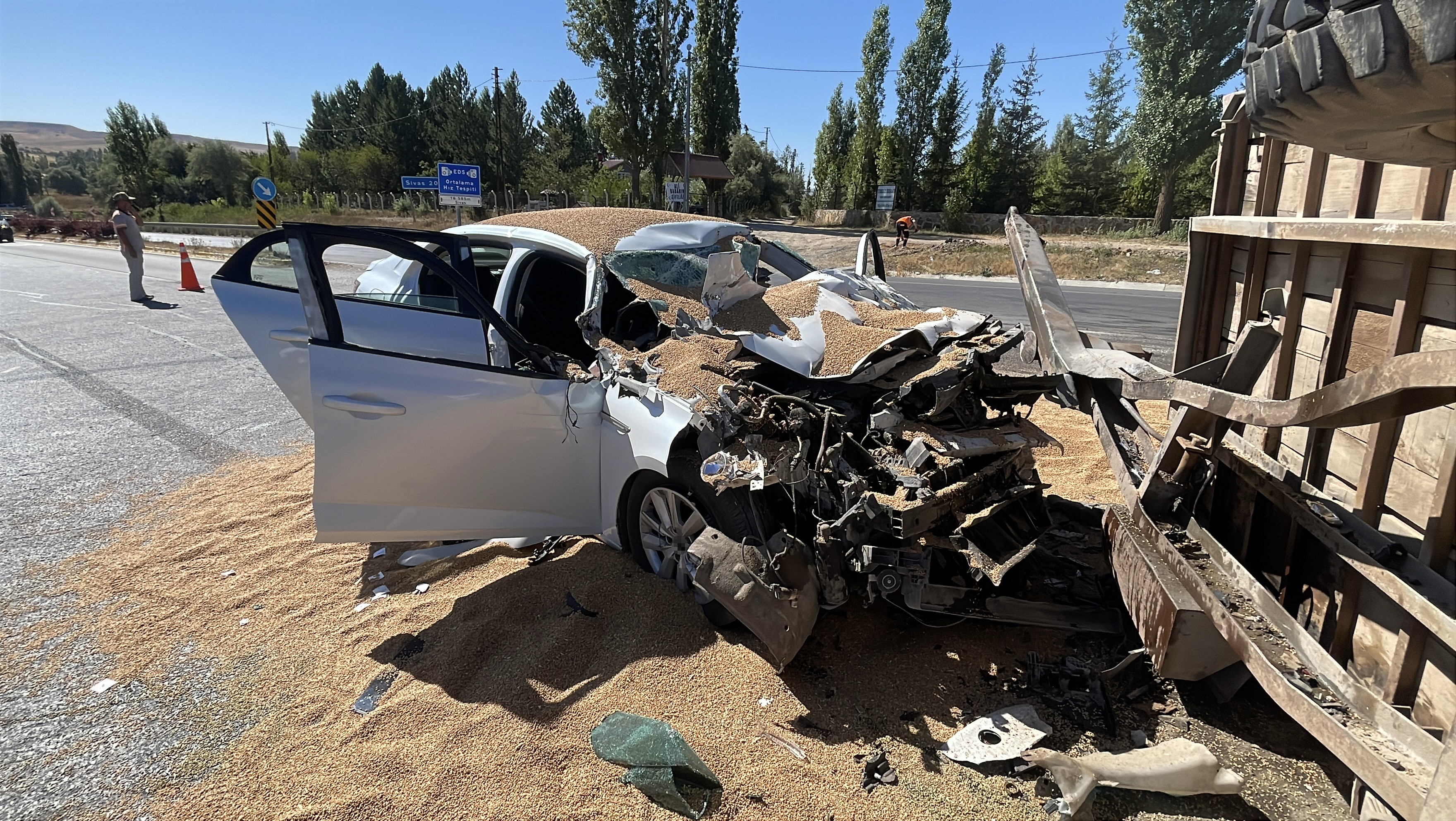Kontrolsüz Çıkan Buğday Yüklü Traktör Kazaya Neden Oldu 3 Yaralı (3)
