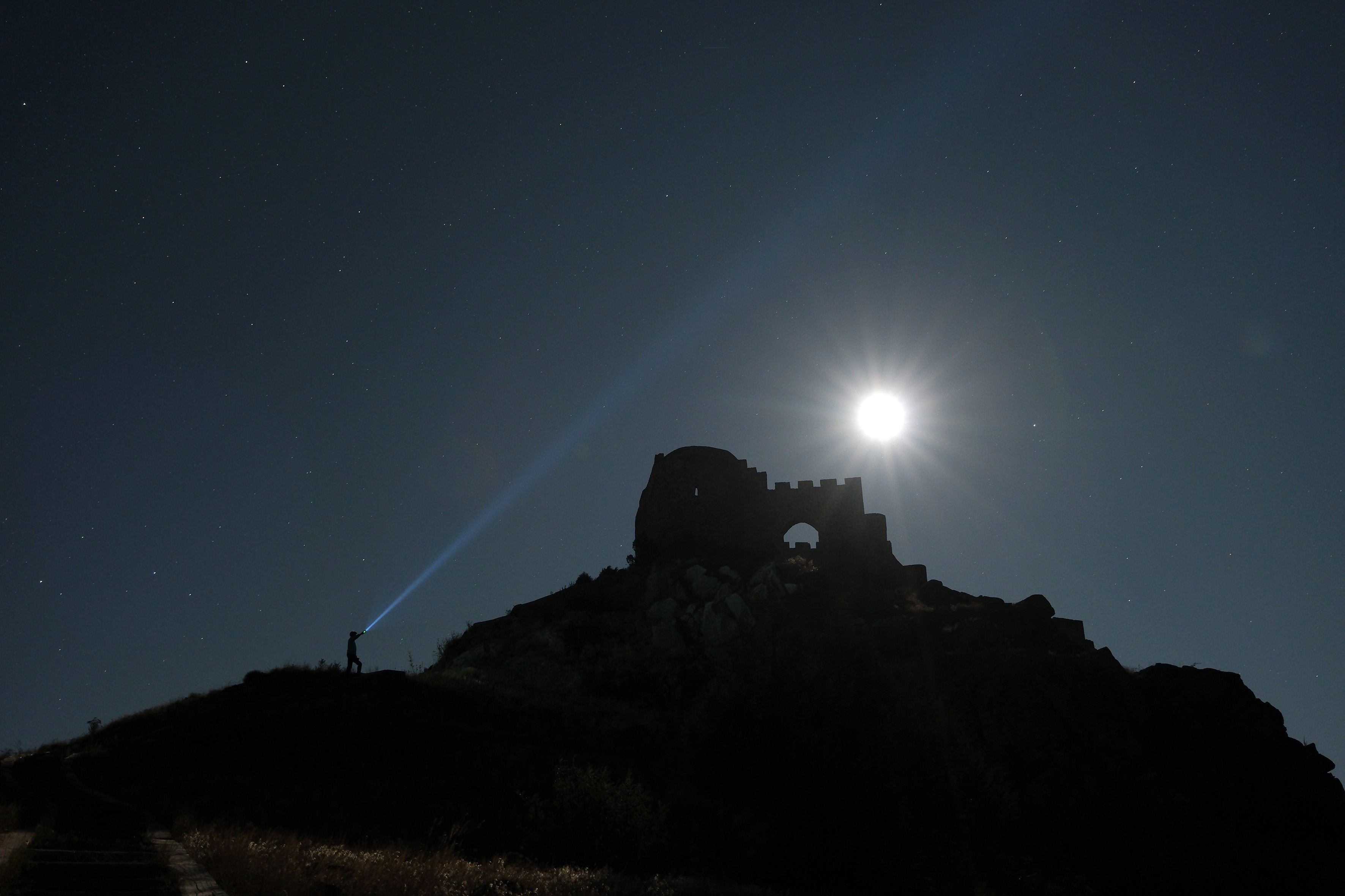 Kov Kalesi, Perseid Meteor Yağmuruna Ev Sahipliği Yaptı (1)