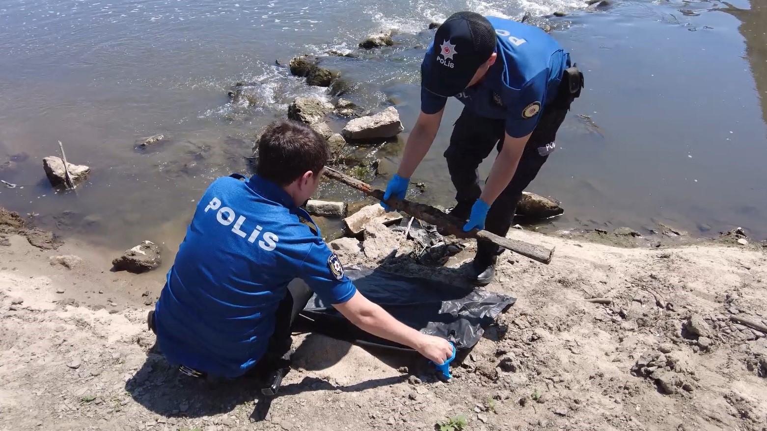 Meriç Nehri'nde Suların Çekilmesi Ile Tarihi Tüfek Bulundu (3)