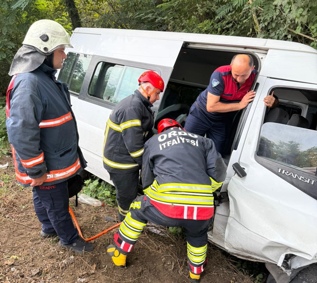 Ordu'da Servis Minibüsü Kaza Yaptı 15 Yaralı (1)