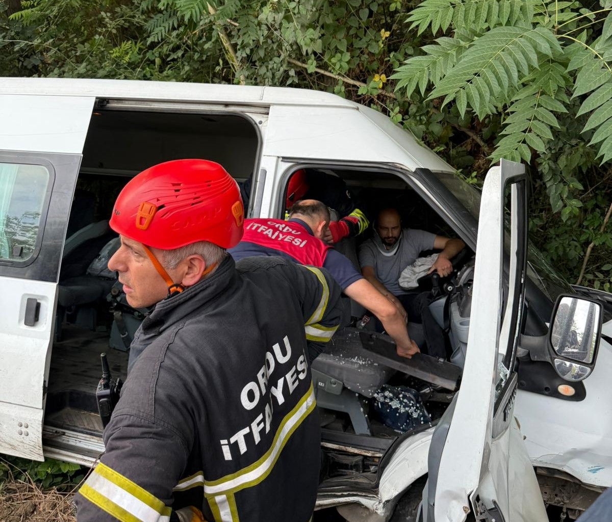 Ordu'da Servis Minibüsü Kaza Yaptı 15 Yaralı (3)