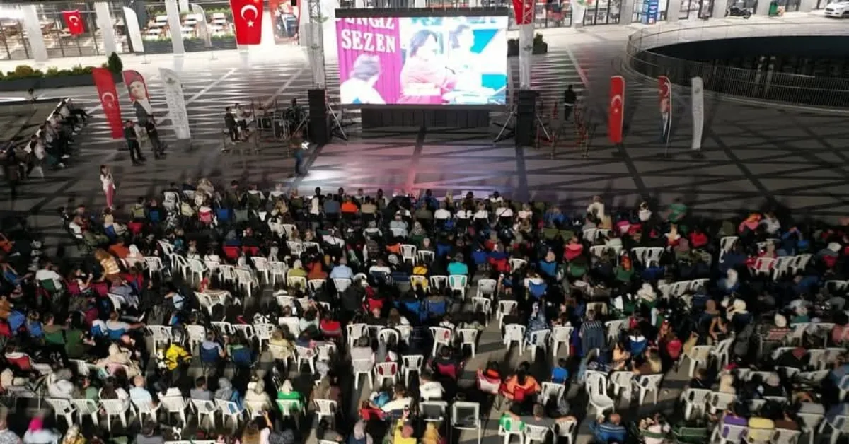 Osmangazi’de Yaz Sineması Devam Ediyor! Bursa Bülbül’ü Vatandaşlarla Buluştu (2)