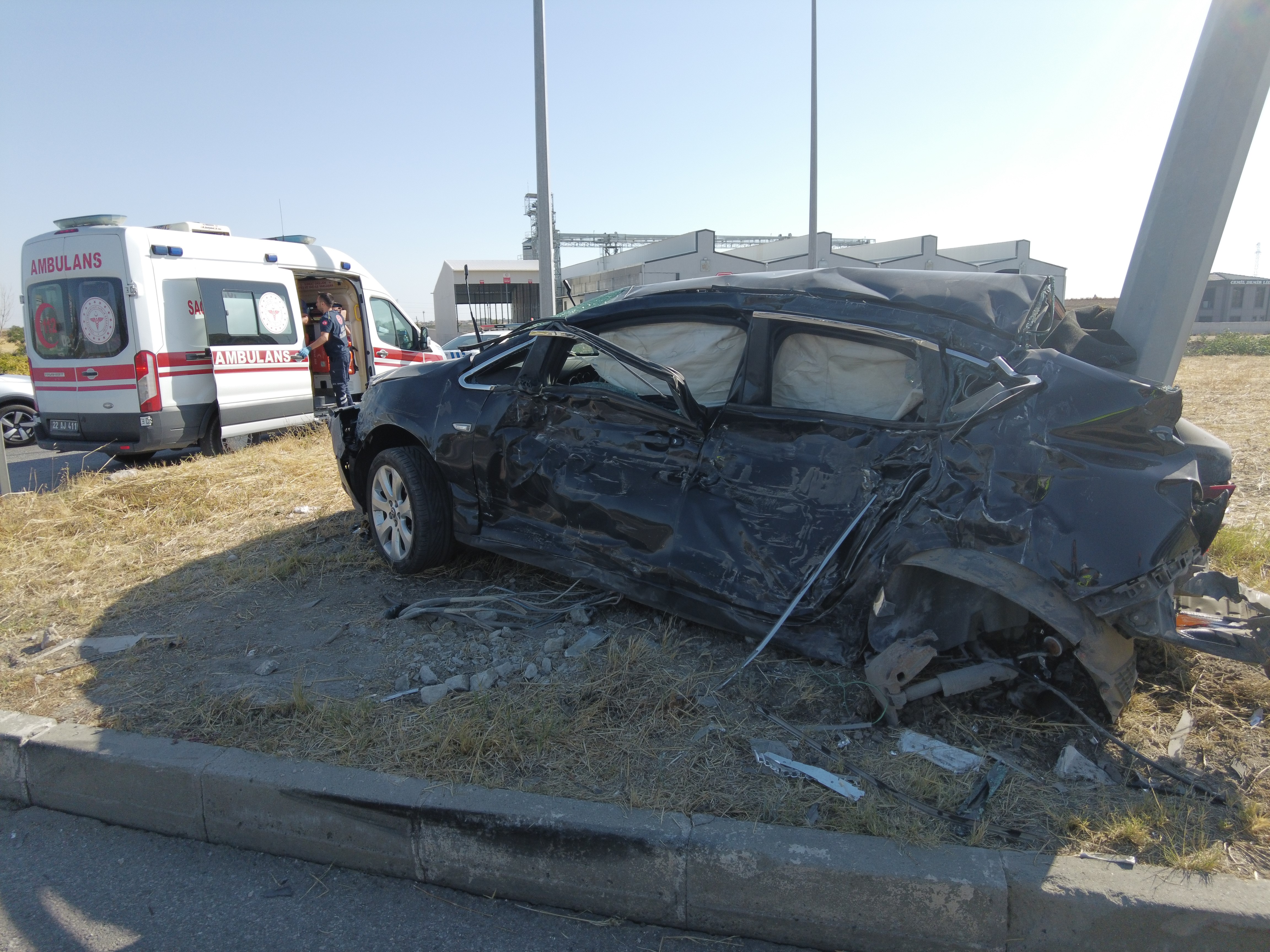 Otomobil Direğe Ok Gibi Saplandı 3 Yaralı (1)