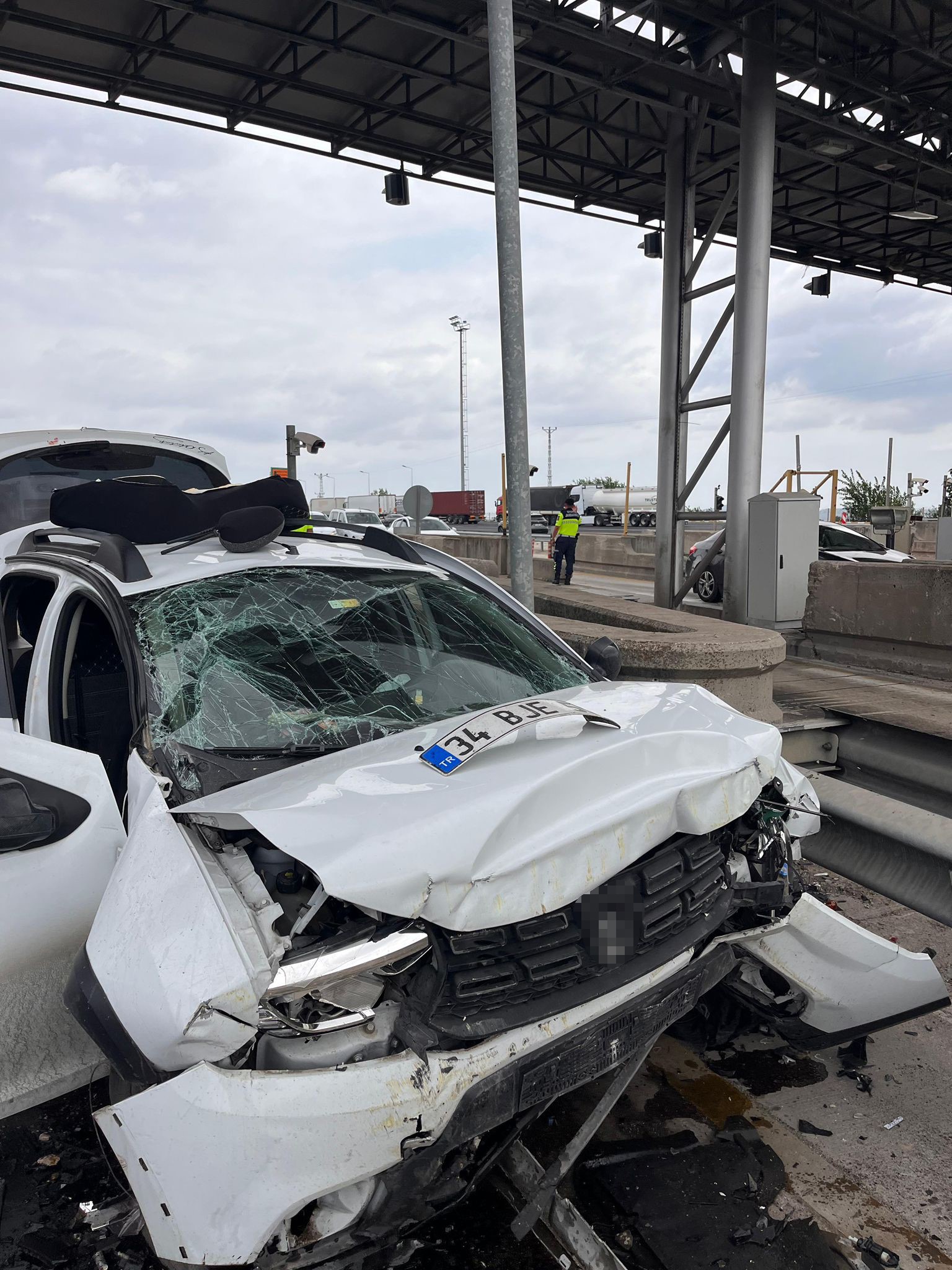 Otoyol Gişesinde Feci Kaza 1 Ölü, 4 Yaralı (1)