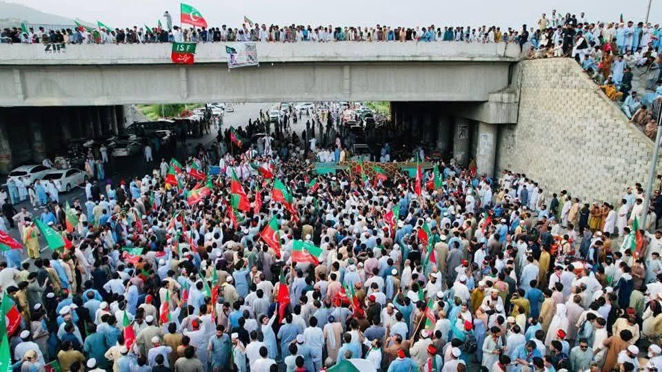 Pakistan'da Eski Başbakan Khan Destekçilerine Polis Müdahalesi 300 Gözaltı (1)