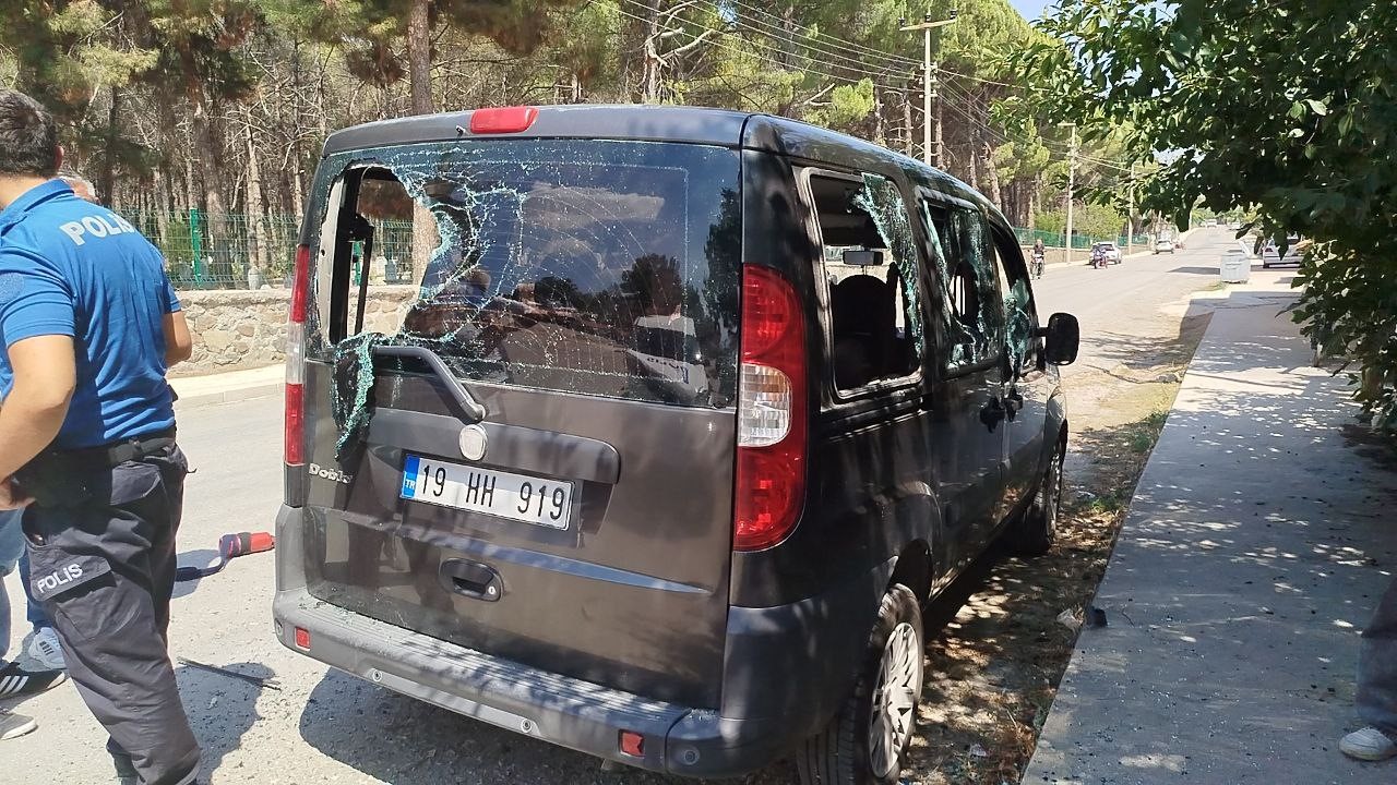 Park Halindeki Araca Sopalı Saldırı (2)