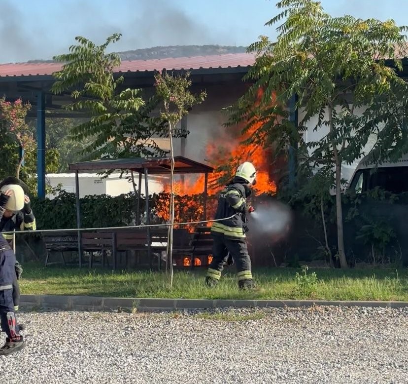 Park Halindeki Cenaze Nakil Aracı Yandı (2)