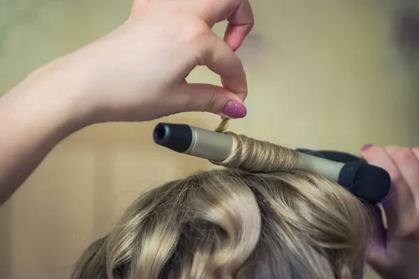 Saçınızı Daha Çok Yıpratan Fön Mü Yoksa Saç Düzleştirici Mi, Hangisine Daha Dikkat Etmelisiniz (6)