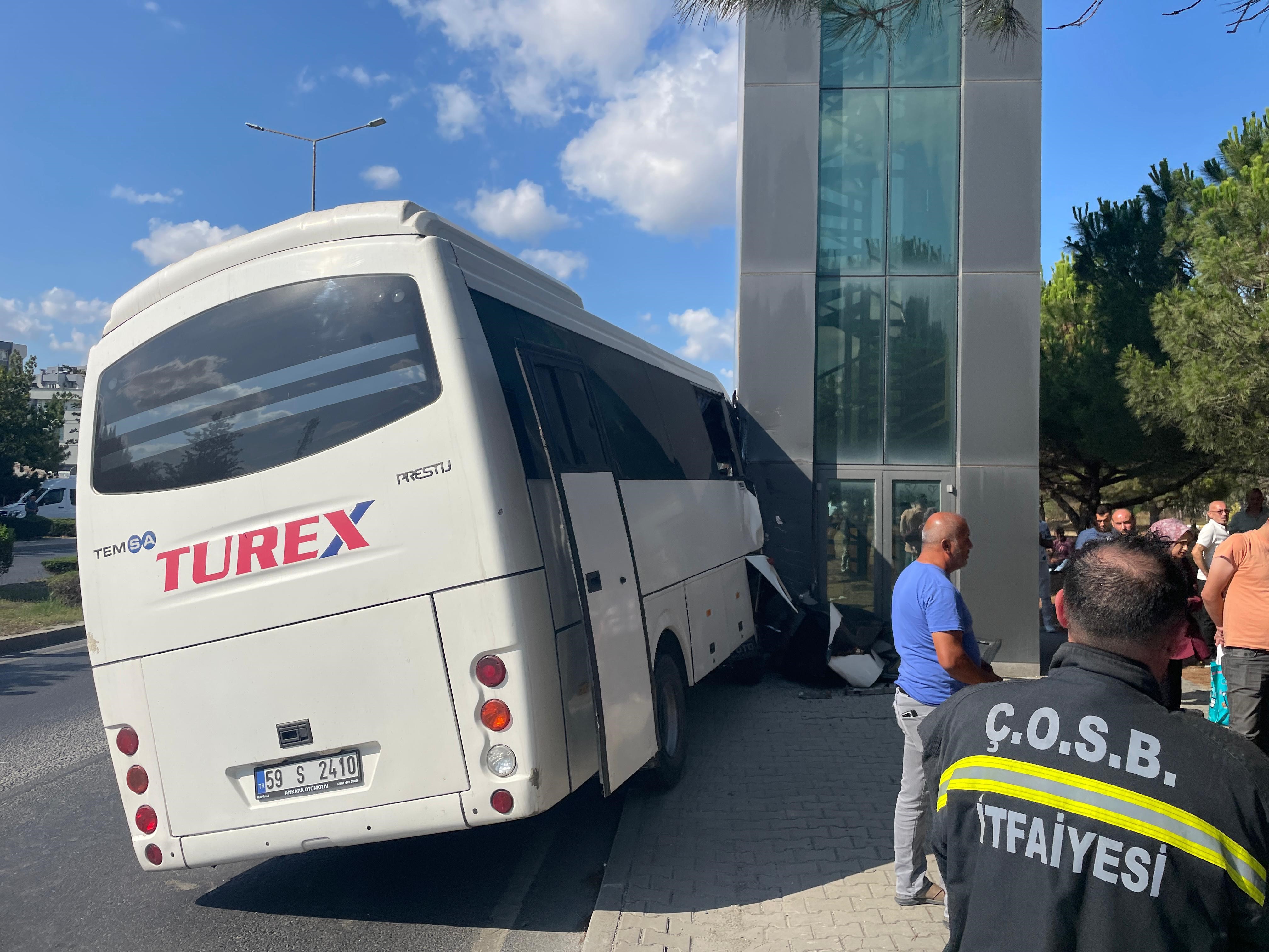 Tekirdağ'da Işçi Servisi Direğe Çarptı Çok Sayda Yaralı (1)