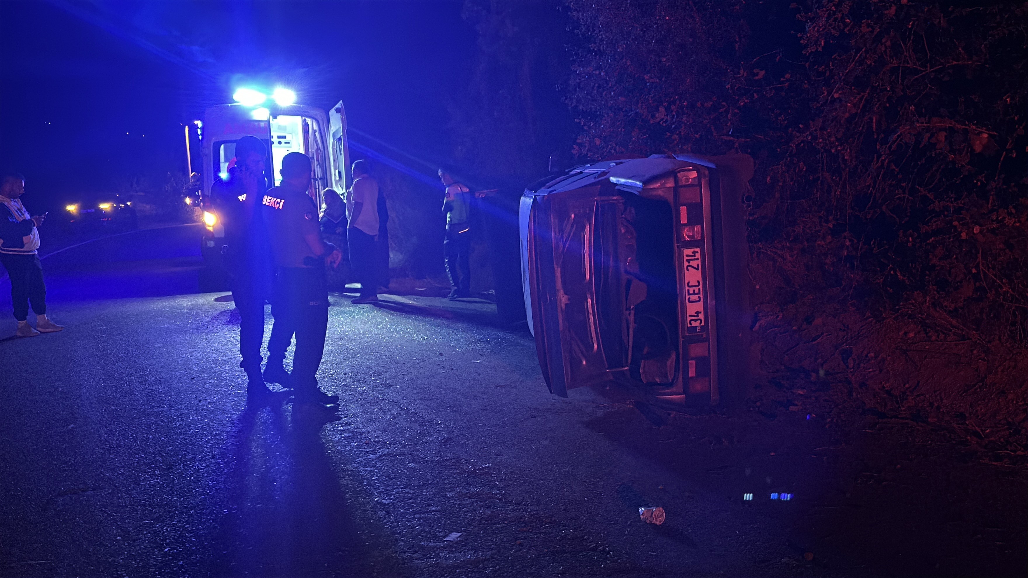 Tofaş Fiat Otomobil Yan Yattı, Sürücü Olay Yerinden Kaçtı (1)