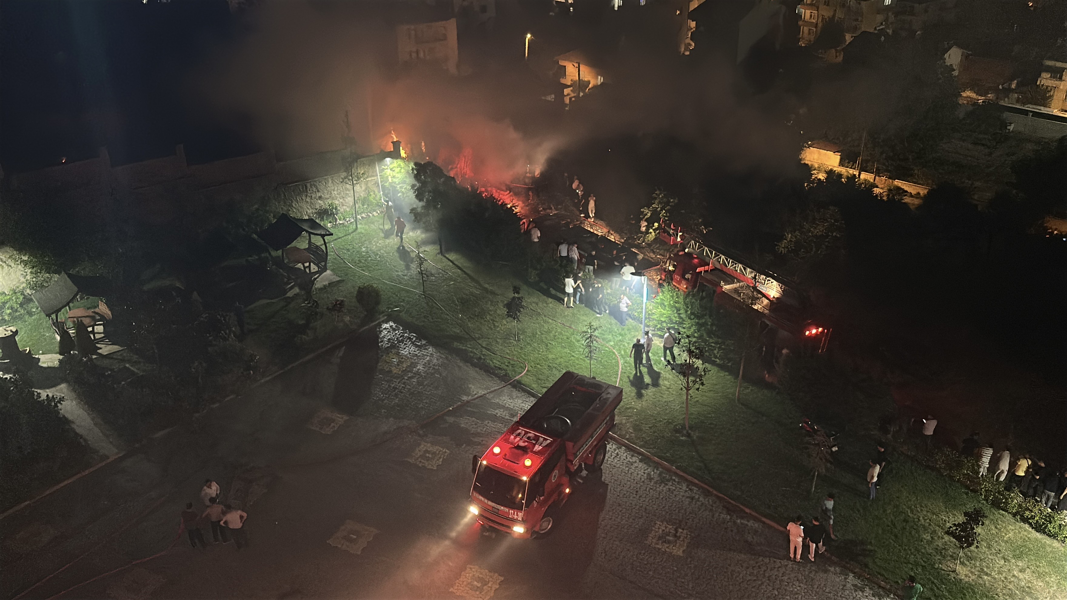 Tosya'da Alevlere Teslim Olan 3 Ev Kullanılmaz Hale Geldi (2)