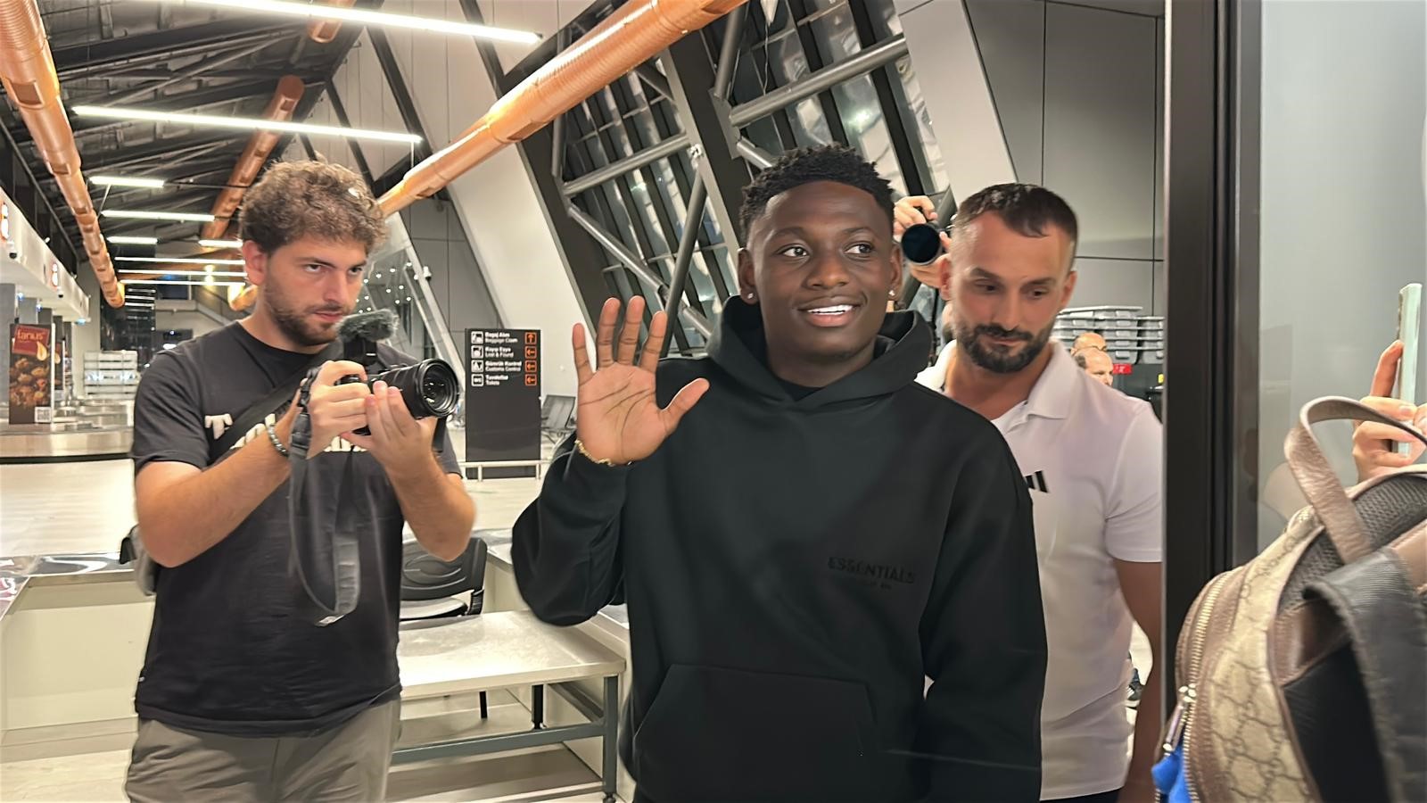 Trabzonspor'un Yeni Transferi Kazeem Olaigbe Trabzon Geldi (1)