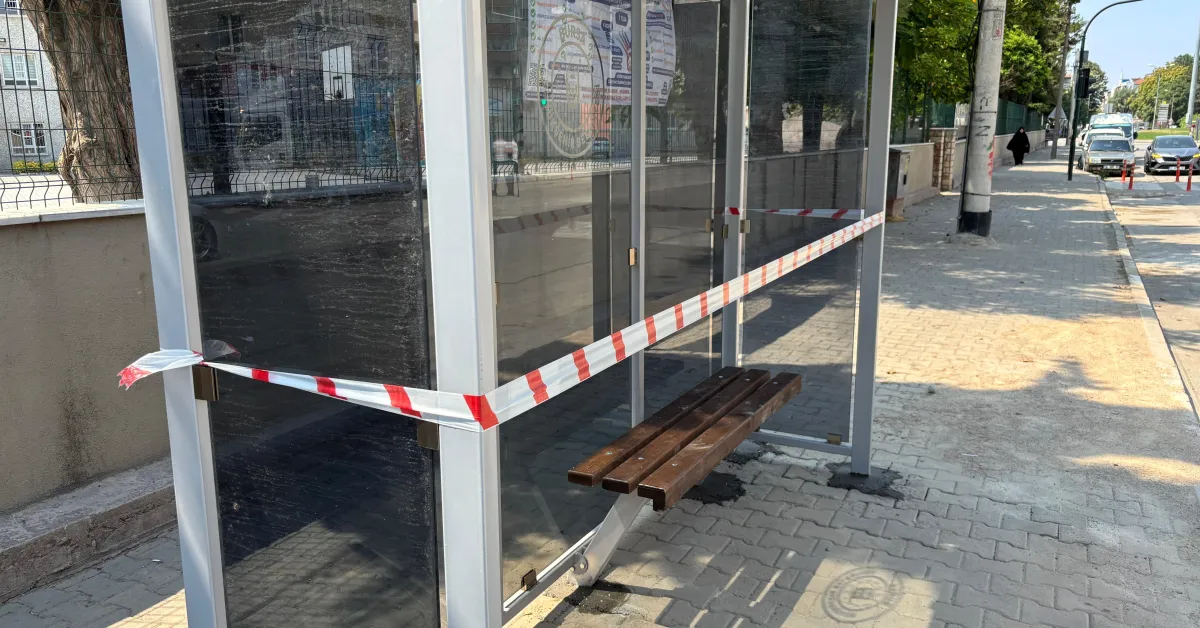 Yaptığımız Haber Sonrası İnegöl’deki Yıkılan Durak Yenilendi! Cam Kırıkları Temizlendi, Yeni Durak Yerine Yerleştirildi (2)