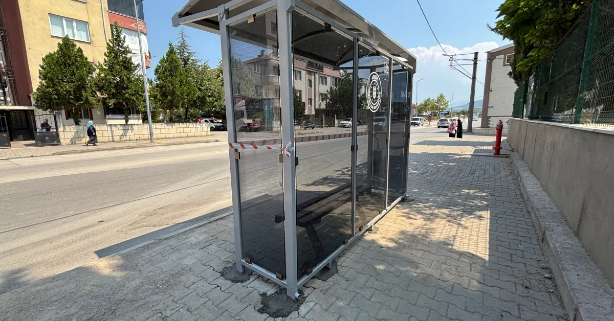 Yaptığımız Haber Sonrası İnegöl’deki Yıkılan Durak Yenilendi! Cam Kırıkları Temizlendi, Yeni Durak Yerine Yerleştirildi (3)