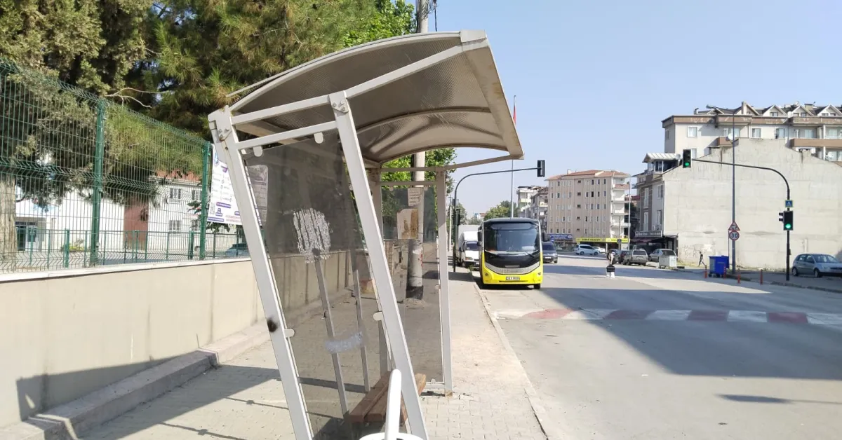 Yetkililere Acil Çağrı! İnegöl’de Okul Önündeki Otobüs Durağı Yıkılmak Üzere (2)