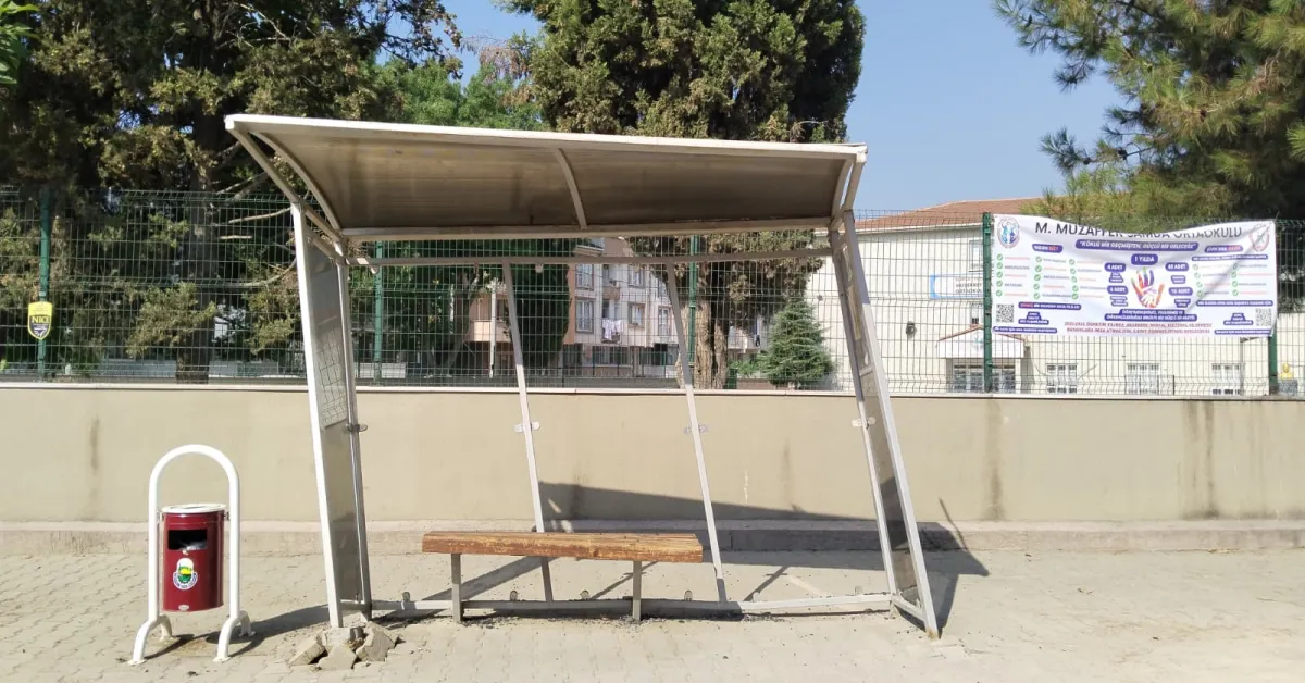 Yetkililere Acil Çağrı! İnegöl’de Okul Önündeki Otobüs Durağı Yıkılmak Üzere (3)