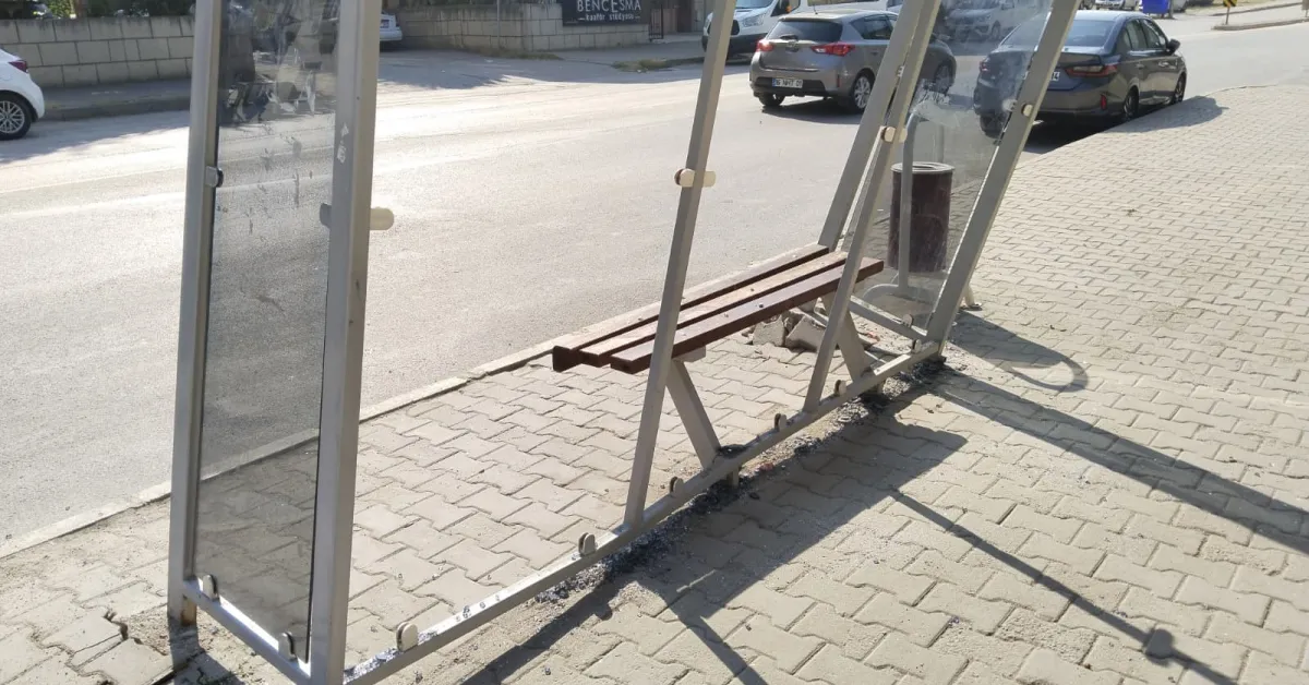 Yetkililere Acil Çağrı! İnegöl’de Okul Önündeki Otobüs Durağı Yıkılmak Üzere (4)