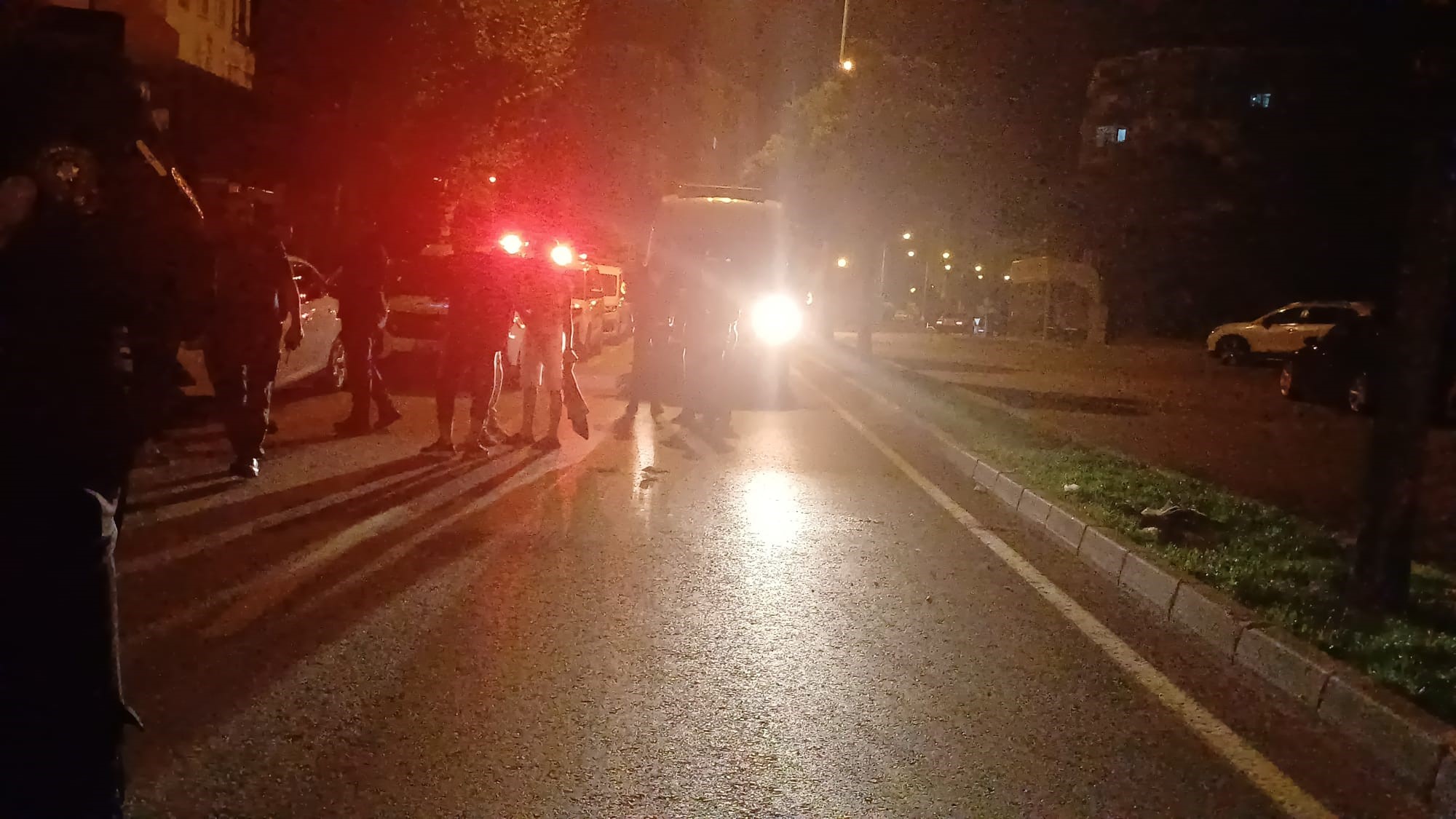 25 Yaşındaki Genç Başına Aldığı Bıçak Darbesiyle Ağır Yaralandı (2)