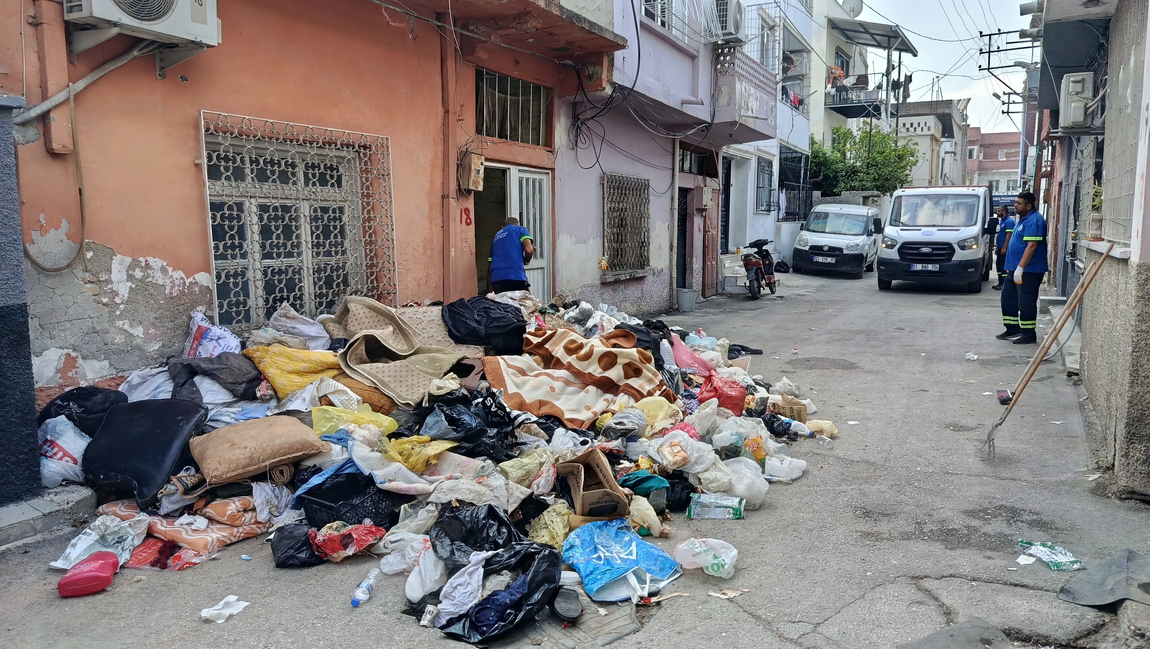 Adana'da Çöp Evden 2 Kamyonet Atık Çıktı (3)