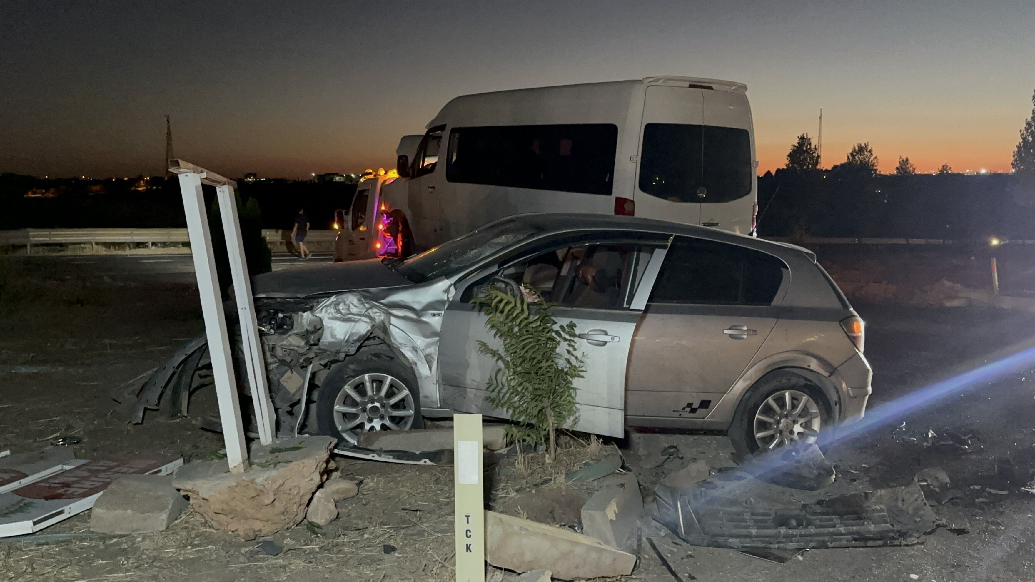 Adıyaman’da Minibüs Ile Otomobil Çarpıştı 12 Yaralı (3)