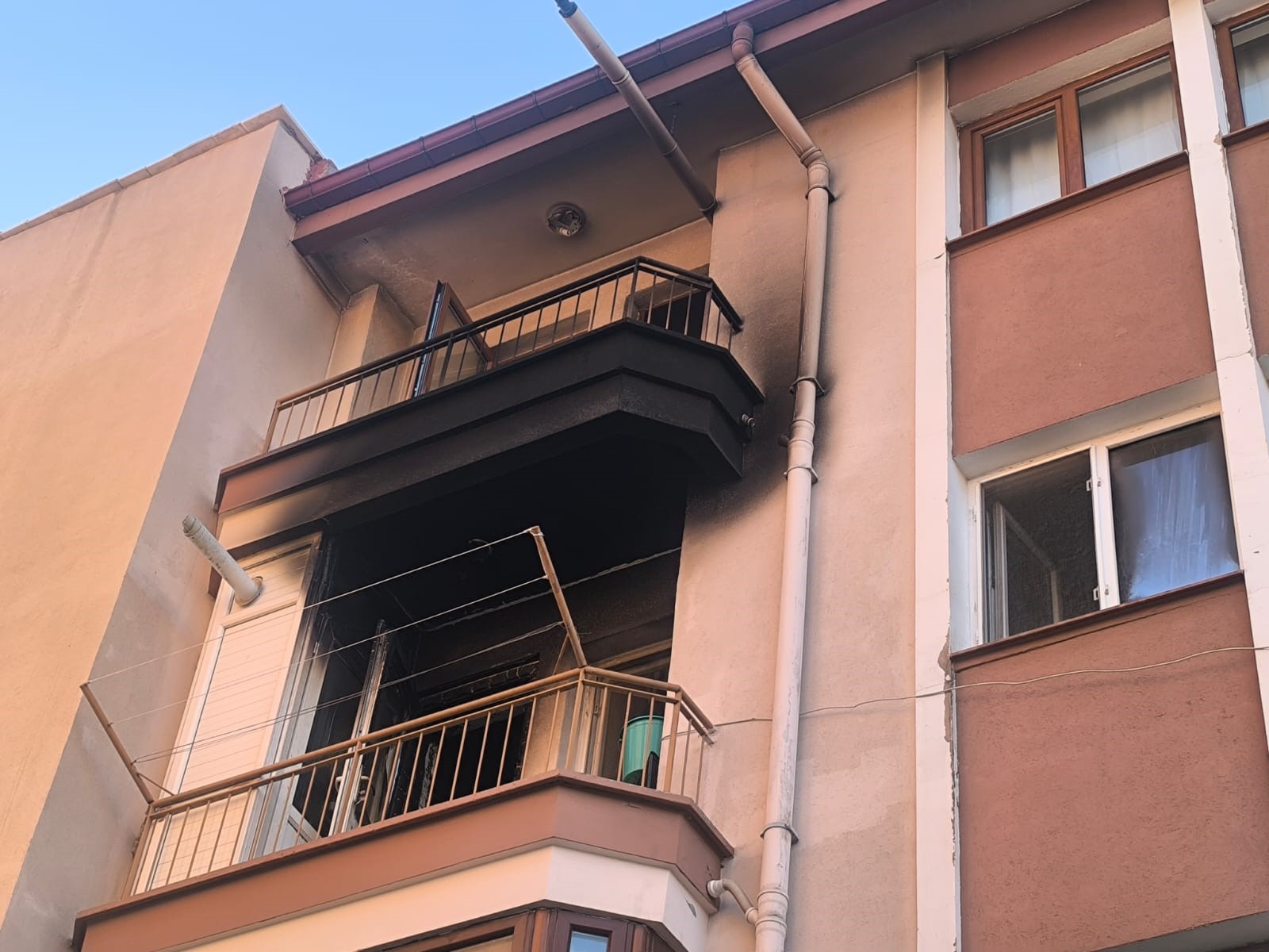 Afyonkarahisar’da Ev Yangını 1 Ölü, 2 Yaralı (4)