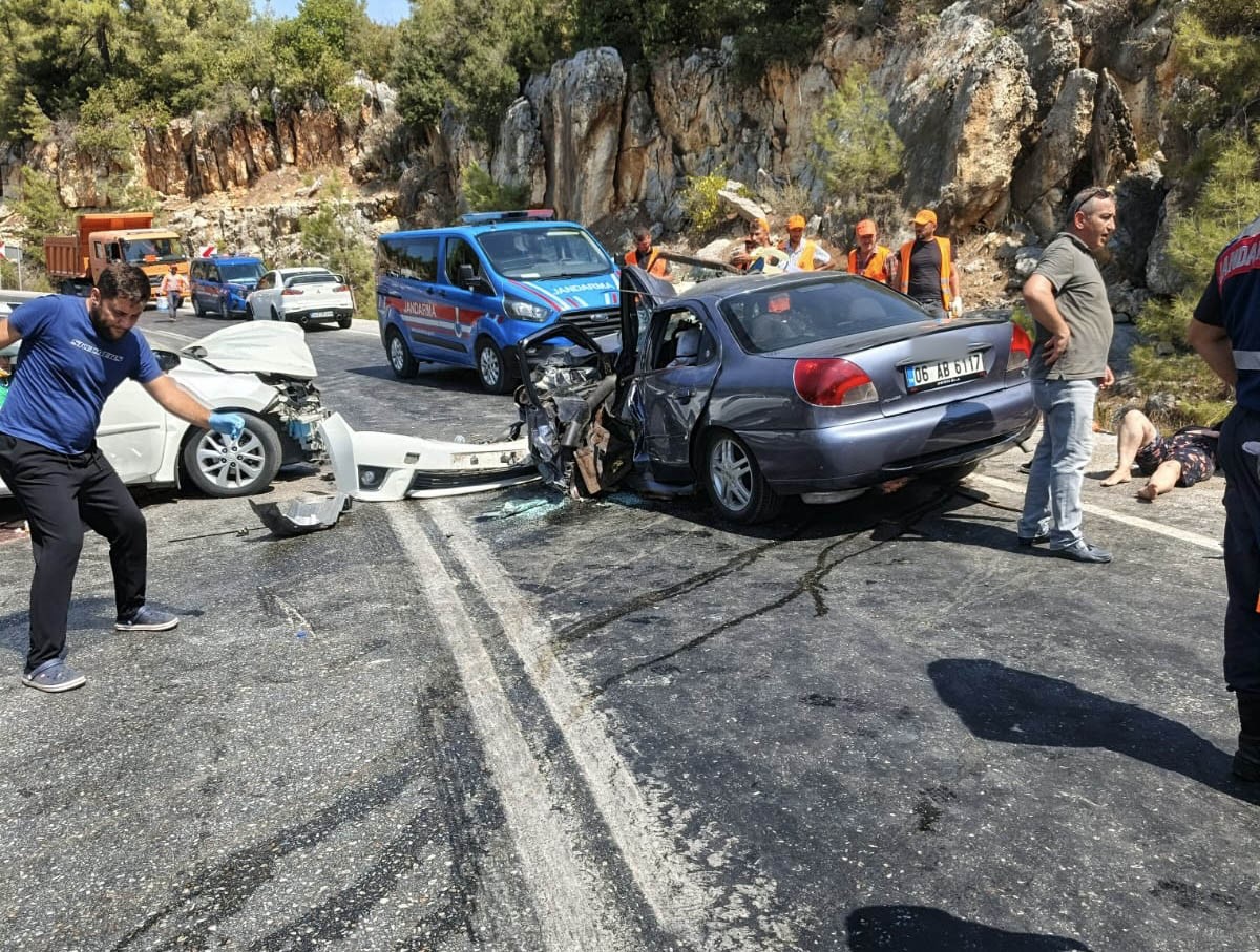 Antalya'da Iki Otomobilin Çarpıştığı Feci Kazada 8 Yaralı (4)