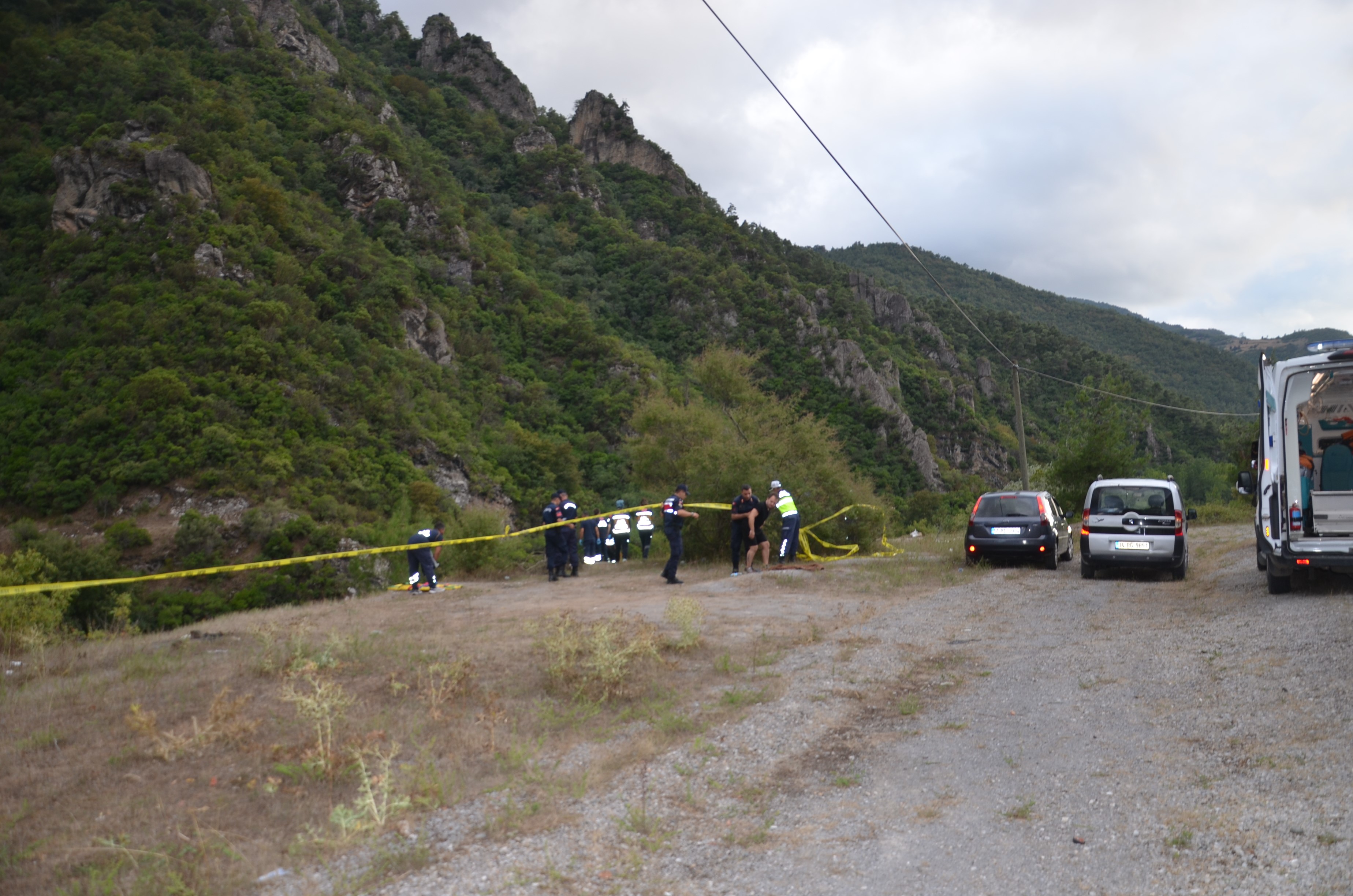 Araç Nehre Düştü, Anne Ve 3 Yaşındaki Çocuğu Hayatını Kaybetti (2)