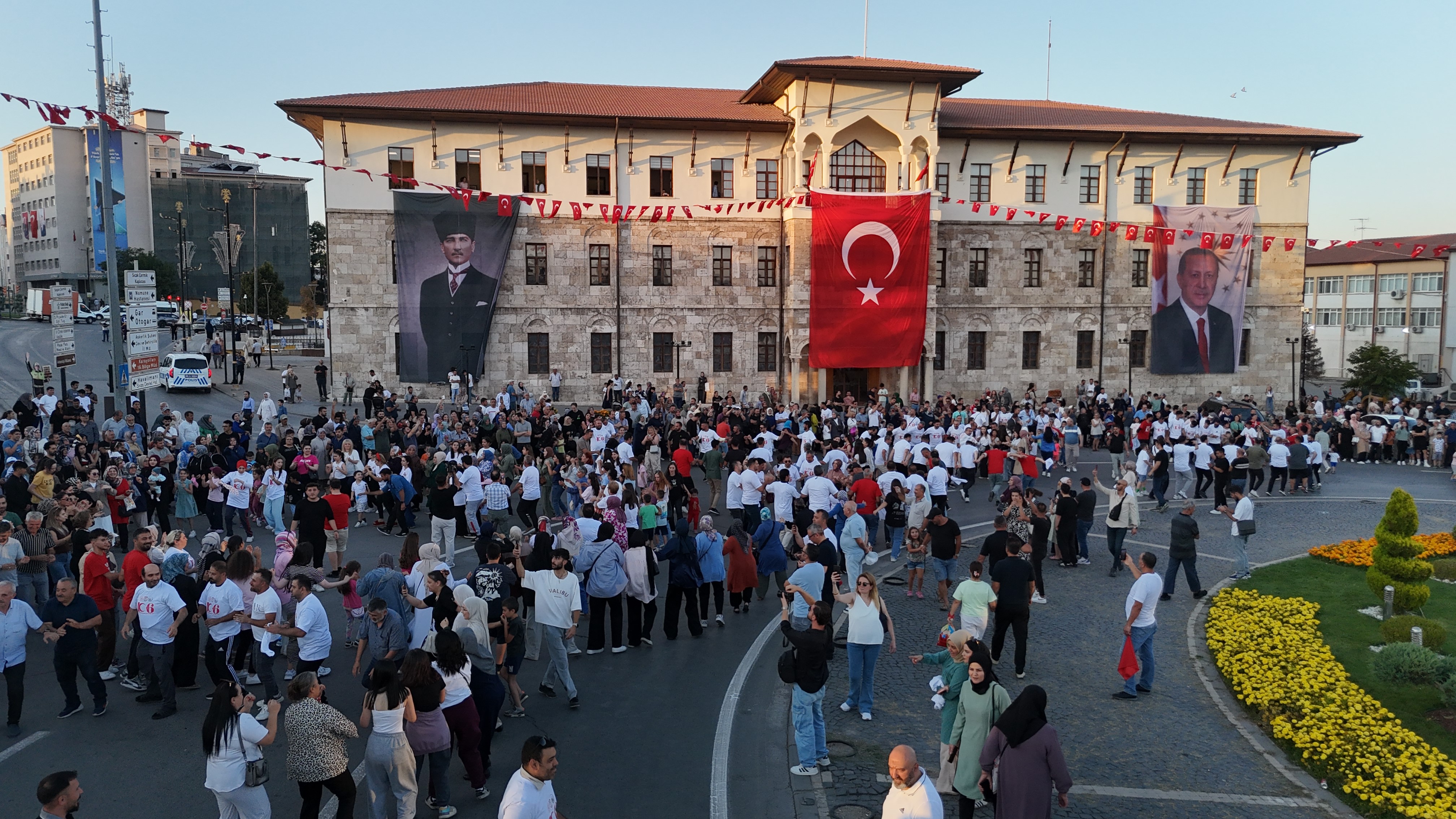 Aynı Anda Bin 58 Kişi Halay Çekti, Tarihi Meydanda Eşsiz Görüntüler Oluştu (2)