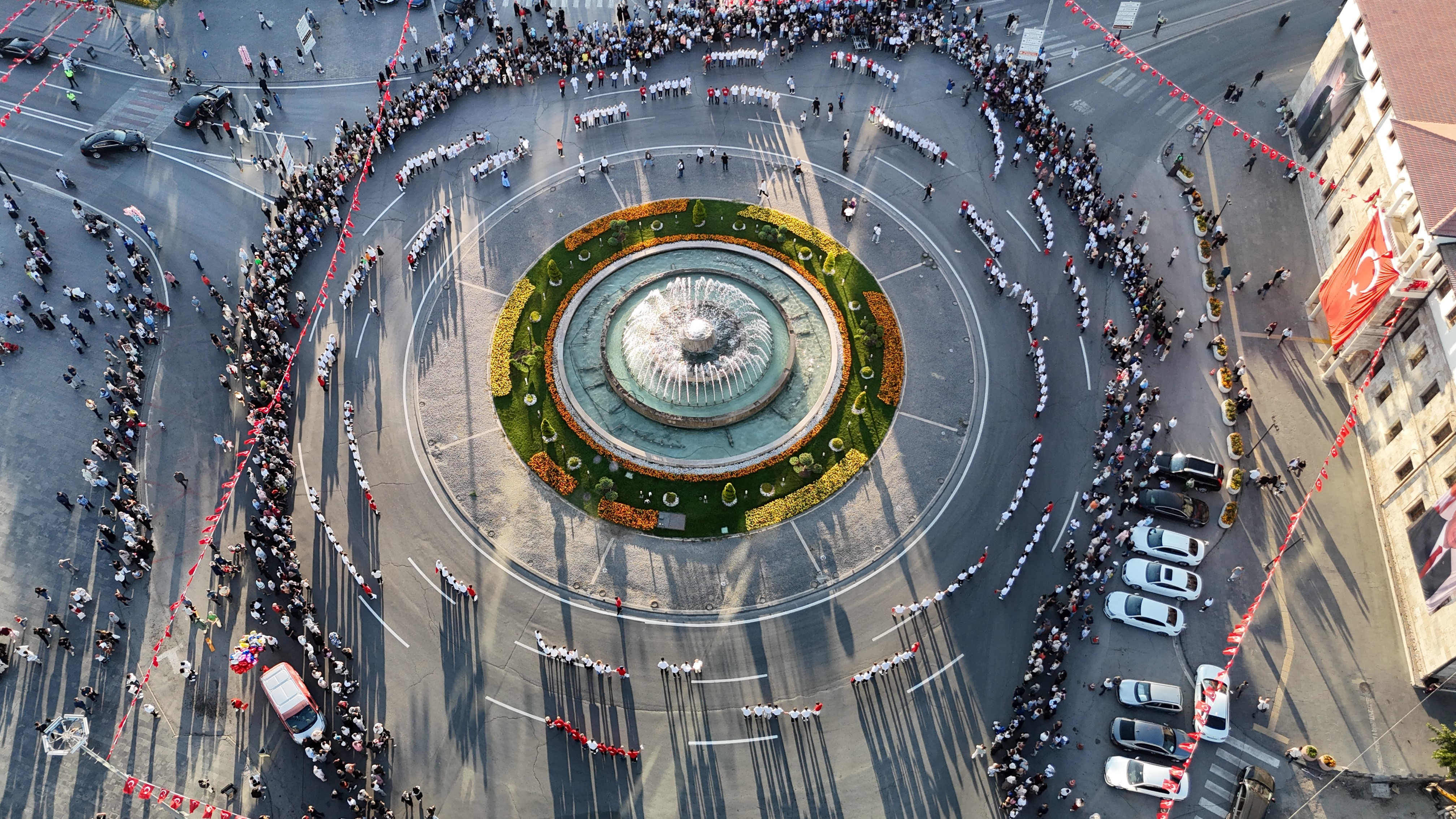 Aynı Anda Bin 58 Kişi Halay Çekti, Tarihi Meydanda Eşsiz Görüntüler Oluştu (3)
