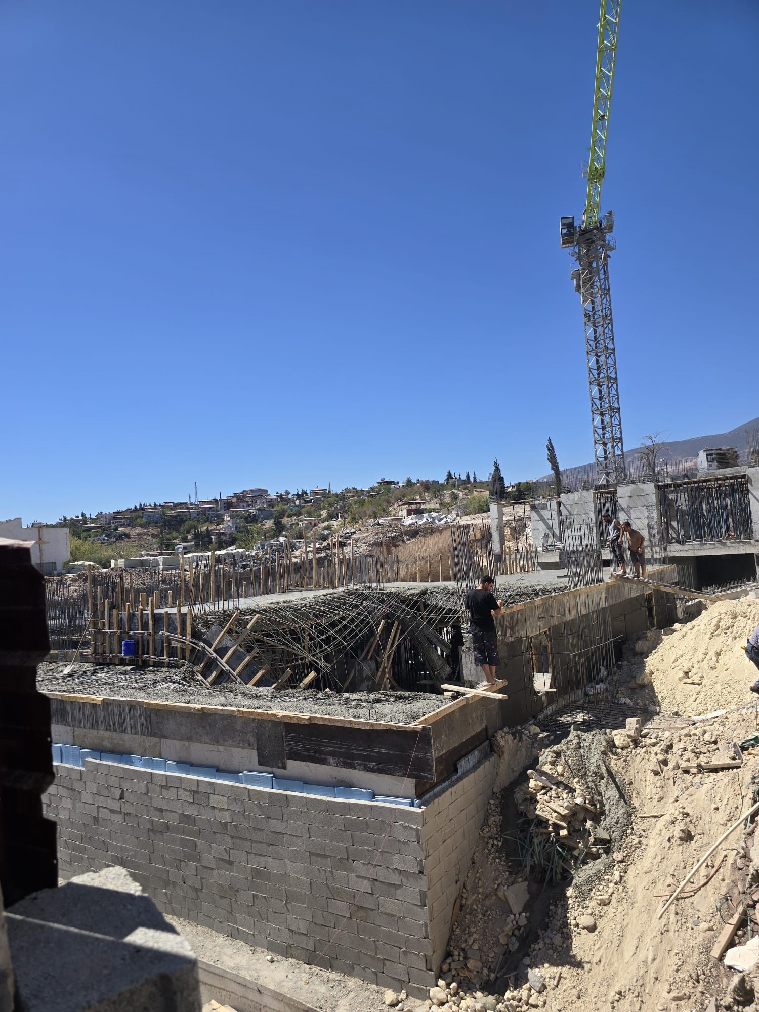 Beton Dökümü Esnasında Tabla Çöktü 2 Işçi Yaralandı (1)