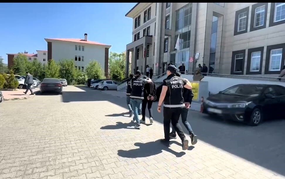 Bitlis’te Uyuşturucu Satıcılarına Operasyon 10 Kişi Tutuklandı (2)