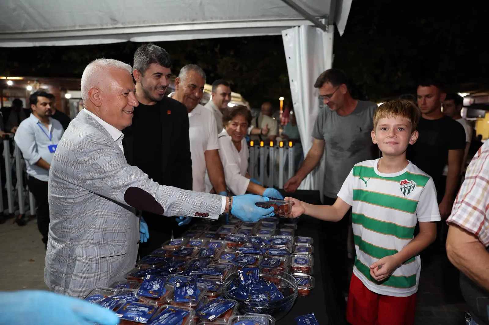 Bursa Büyükşehir Belediyesi’nden Mevlid Kandili’nde Tatlı Ikramı (4)