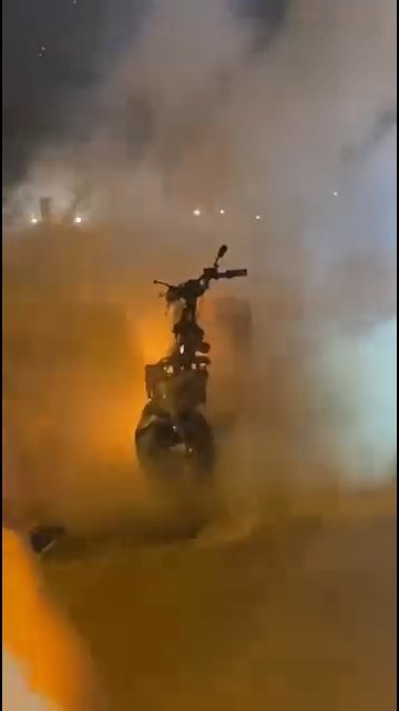 Bursa'da Alev Alan Motosikleti, Kırık Ayağıyla Koşarak Yetişen Yardımsever Kurtardı (2)