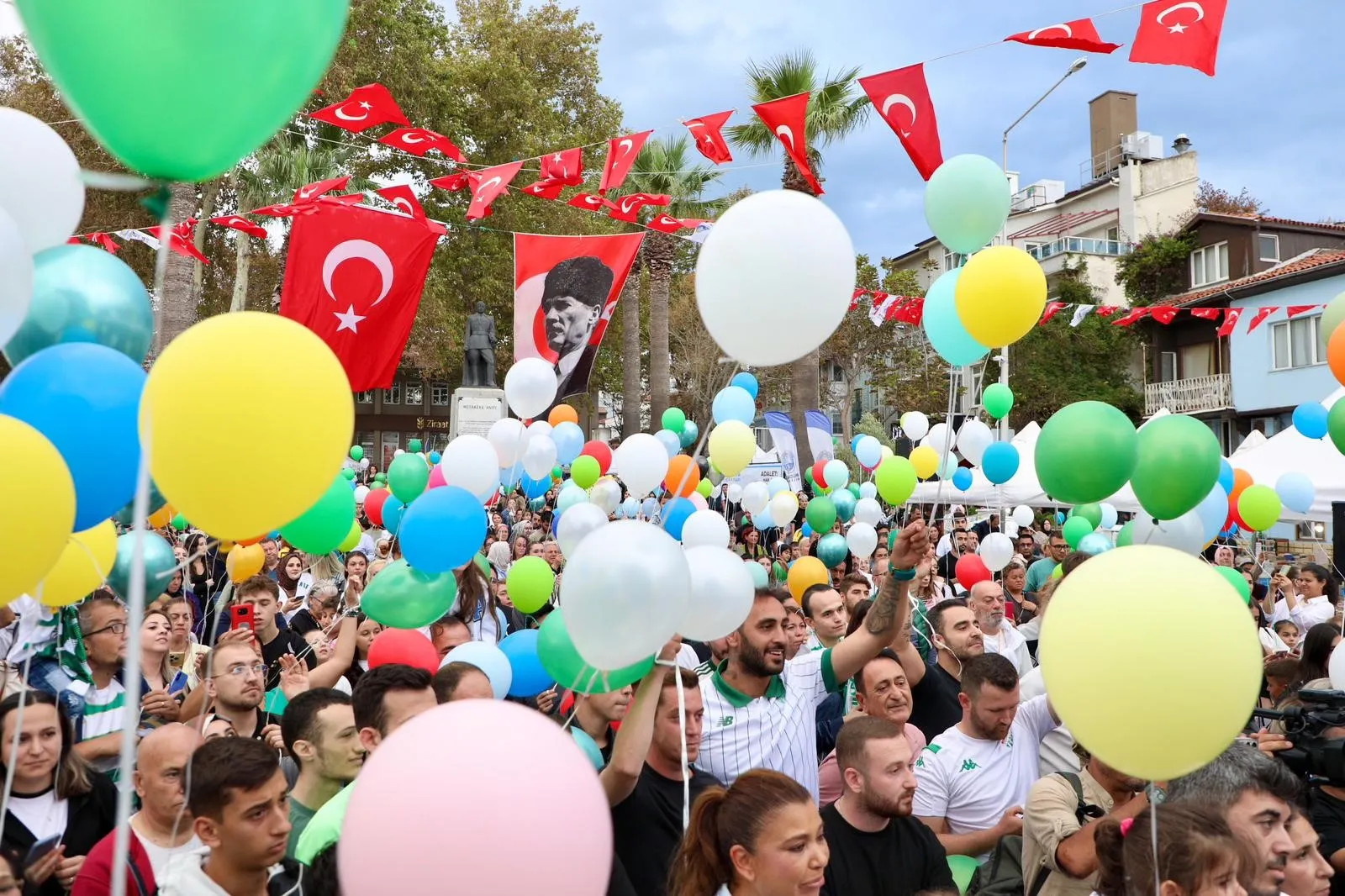 Bursa’da Ali Demir Yakalı İçin Binlerce Balon Gökyüzüne Bırakıldı (5)