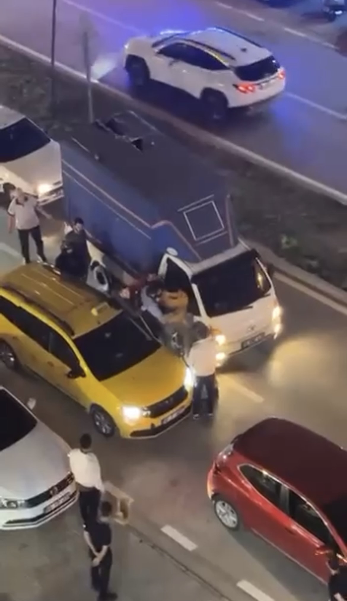 Bursa’da Iki Sürücü Yol Ortasında Tartıştı Gencgazete (2)