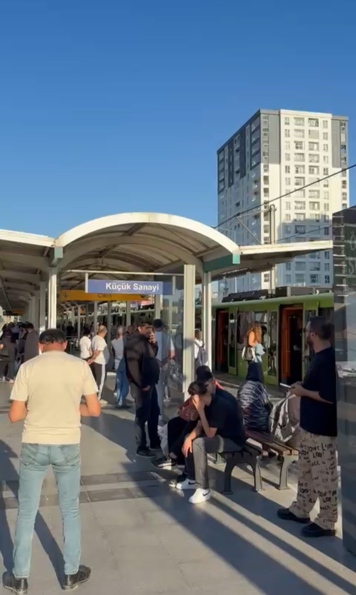 Bursa'da Metro Durdu, Vatandaşlar Raylardan Yürüdü (2)
